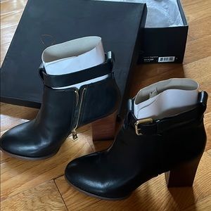 Report Signature Booties in black